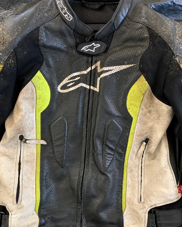 Alpinestars bőrdzseki tisztítás előtt – sáros, szürkésre koszolódott fehér panelek
