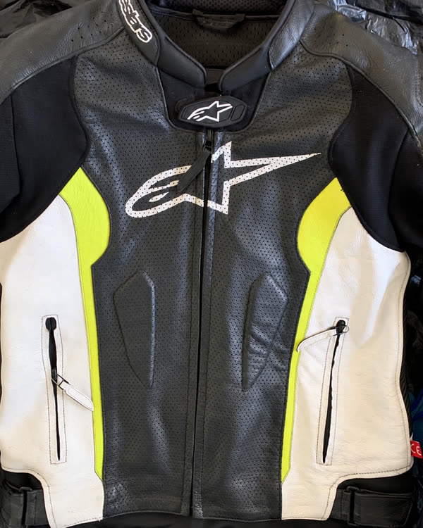 Ugyanaz az Alpinestars bőrdzseki tisztítás után – újra fehér panelek