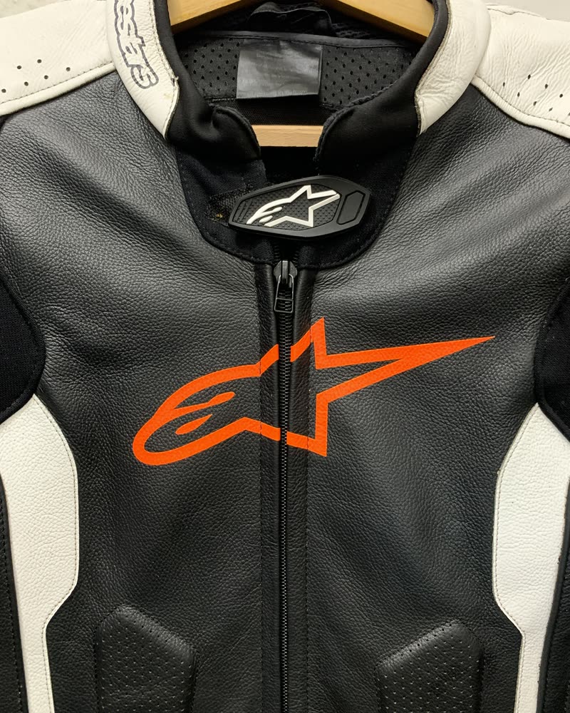 Ugyanaz az Alpinestars bőrruha mellrész tisztítás után