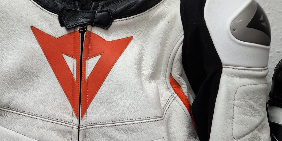 Ugyanaz a fehér Dainese bőrruha tisztítás után