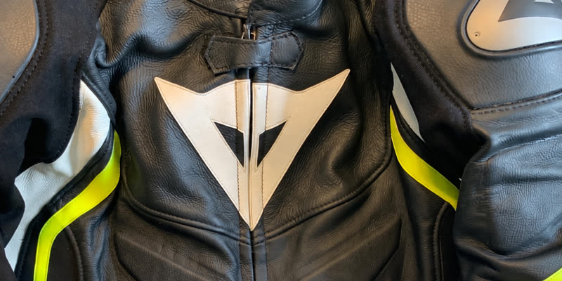 Ugyanaz a Dainese bőrruha váll és mellrész tisztítás után