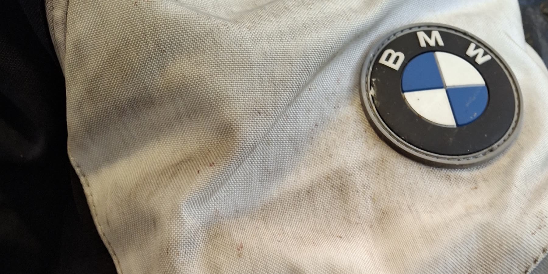 BMW Motorrad textil motoros ruha tisztítás előtt – erősen szennyezett panel