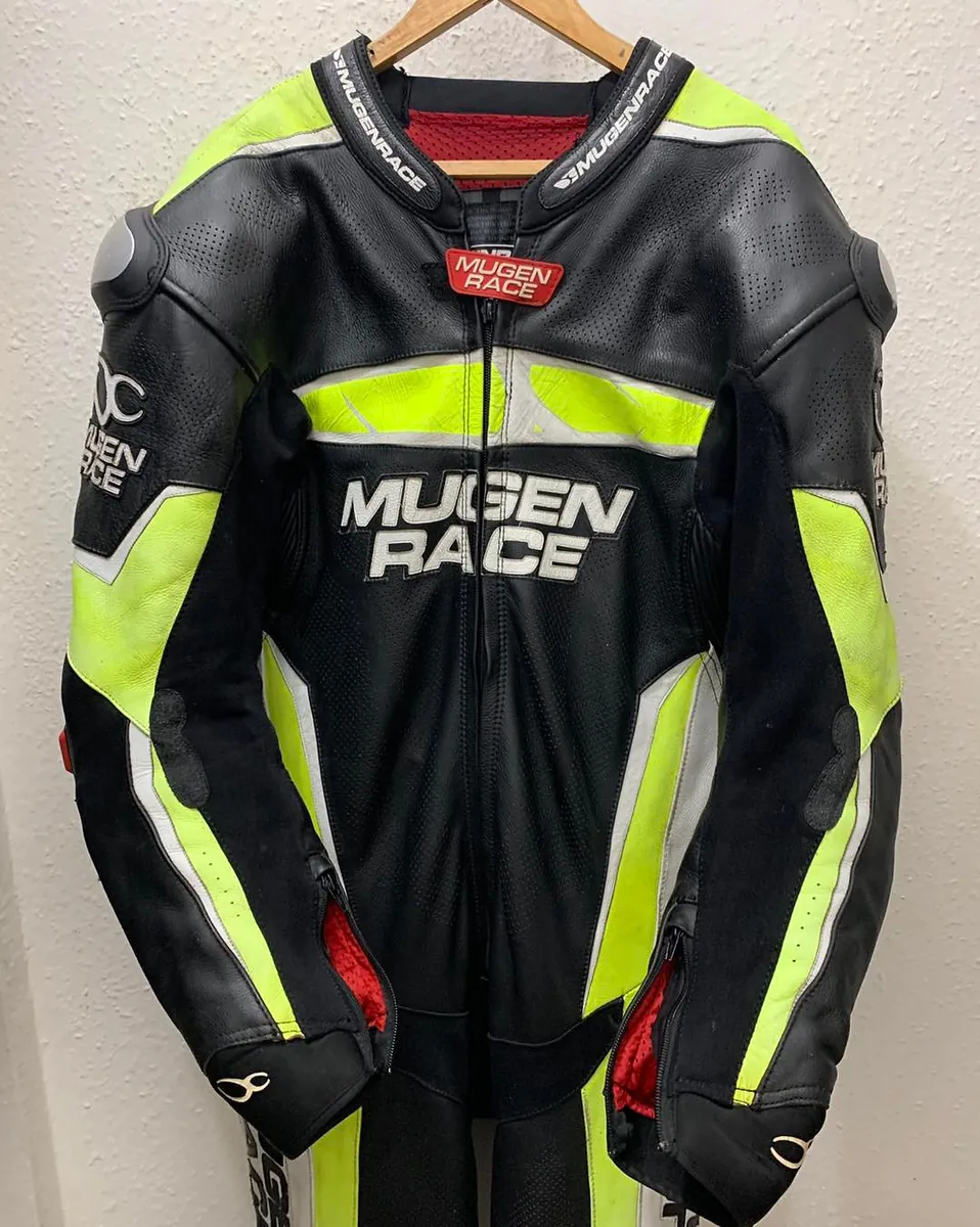 Mugen Race motoros ruha tisztítás