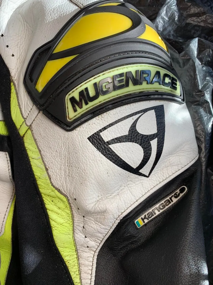A Mugen kenguru ruhái a vállalható kategóriába tartoznak, sajnos a festés és dekor elemek minősége ezen sem jobb. Látható, hogy a neon sárga részek nagyon hamar tudnak kopni és fakulni.