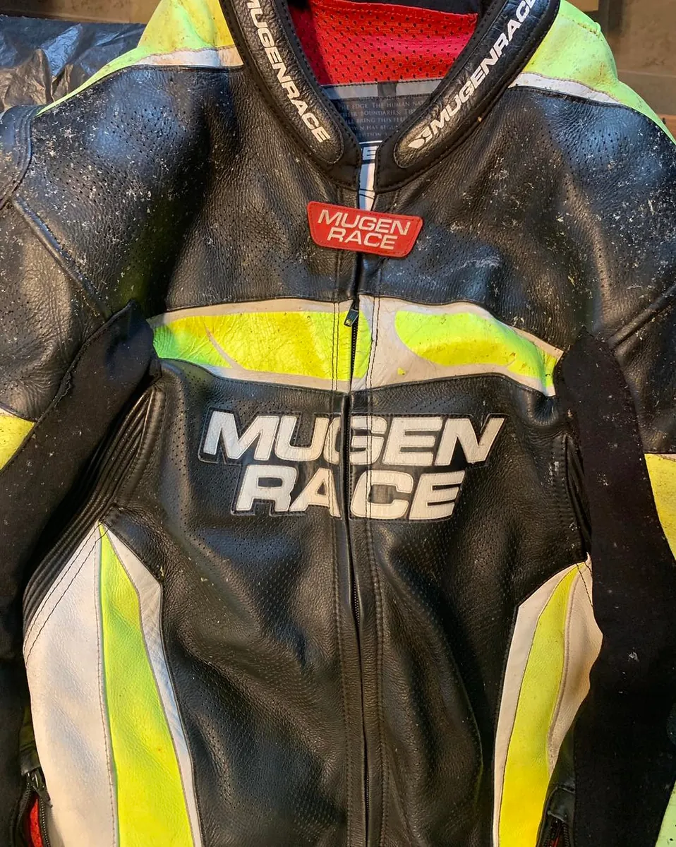 Mugen Race motoros ruha tisztítás